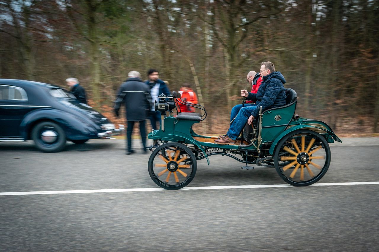 Można powiedzieć, że to pierwsze auto ze światłami do jazdy dziennej.