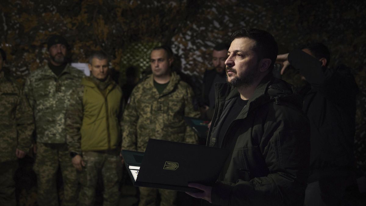 Archiwum zagraniczne East News 2024-11
Mandatory Credit: Photo by Ukraine Presidency/Ukrainian Pre/Planet Pix via ZUMA Press Wire/Shutterstock (14919607a)
Ukrainian President Volodymyr Zelenskyy, right, presents military medals to soldiers with the 25th separate airborne Sicheslav brigade, during a visit to the frontlines, November 18, 2024, in Pokrovsk, Donetsk Oblast, Ukraine.
Ukrainian President Zelenskyy Visits Frontlines in Pokrovsk, Donetsk Oblast, Ukraine - 18 Nov 2024
Ukraine Presidency/Ukrainian Pre