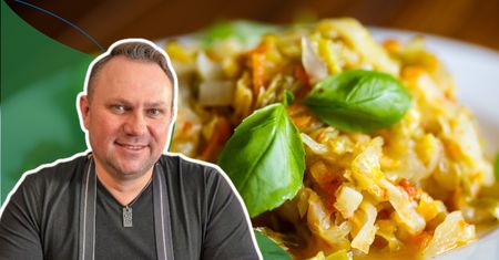 Młodą kapustę zrób jak Strzelczyk. Tak pyszna, że trudno się powstrzymać przed wyjadaniem z garnka