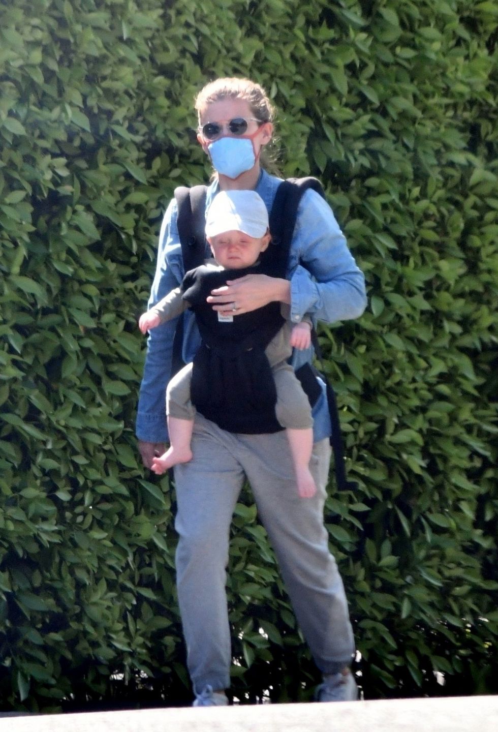 Kate Mara na spacerze z córeczką