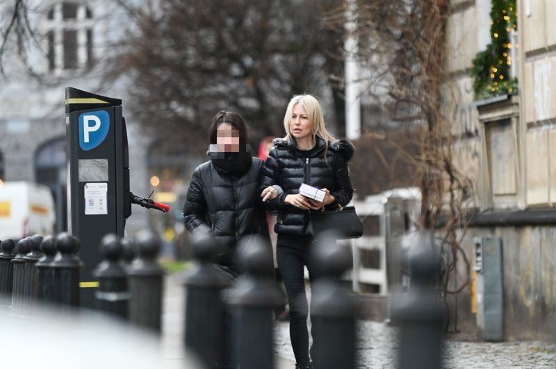 Magdalena Ogórek z córką na mieście