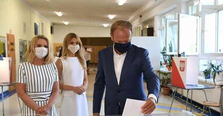 Wybory 2020. Donald Tusk oddał głos. Pochwalił się zdjęciem z rodziną