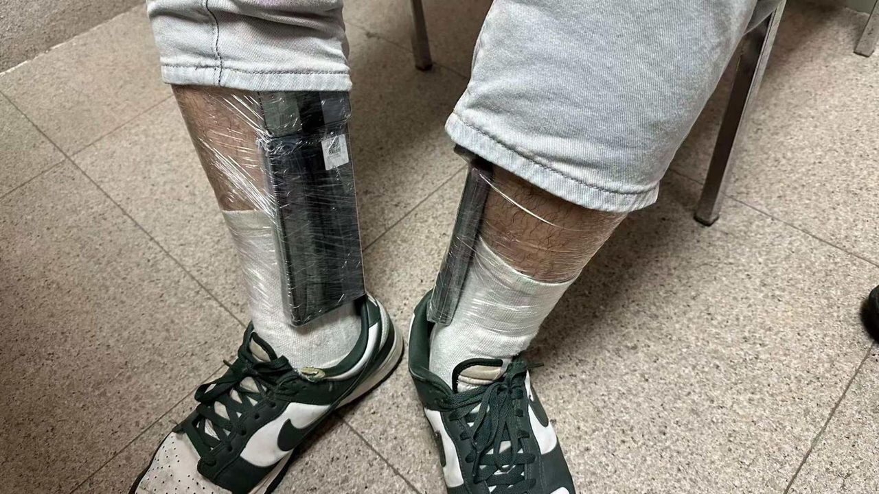 Przykleili pamięci RAM do nóg. Chcieli przemycić je do Chin