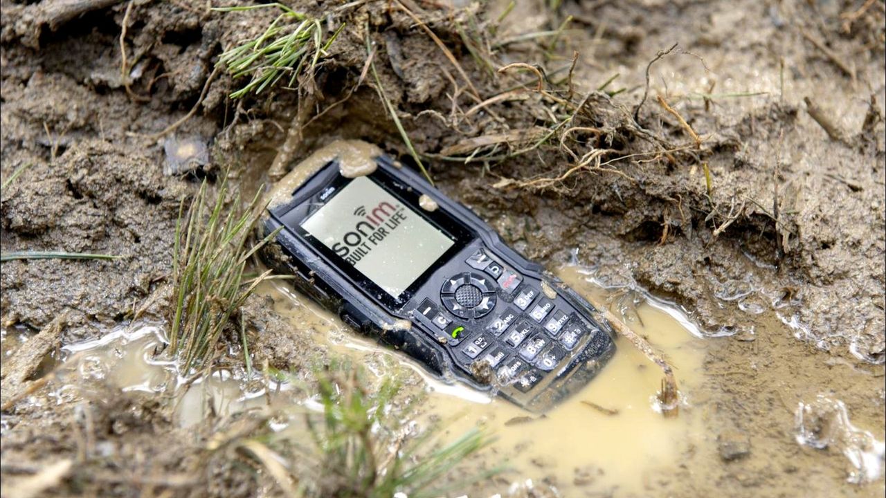 Pancerne smartfony. Ericsson R310, Sonim, Samsung Solid, Caterpillar i inne, niezniszczalne telefony
