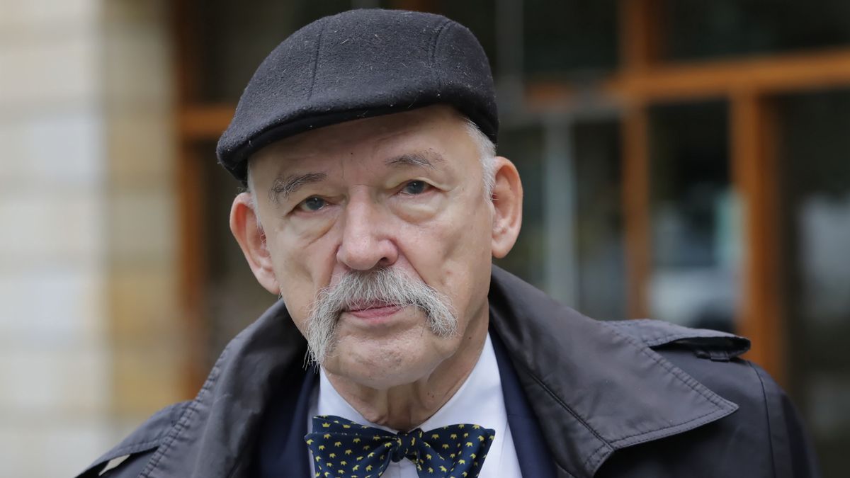 Janusz Korwin-Mikke przed siedzibą Konfederacji