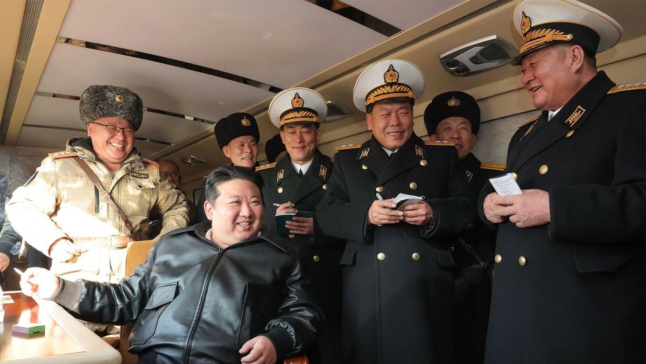 Kim Dzong Un obserwuje test nowego pocisku Padasuri-6
