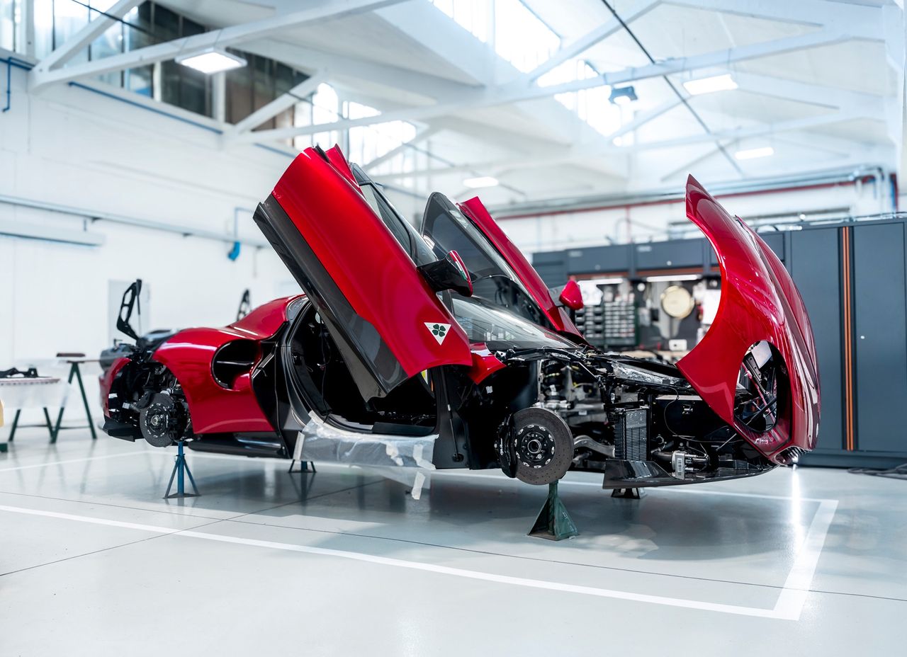 Montaż Alfy Romeo 33 Stradale w Carrozzeria Touring Superleggera