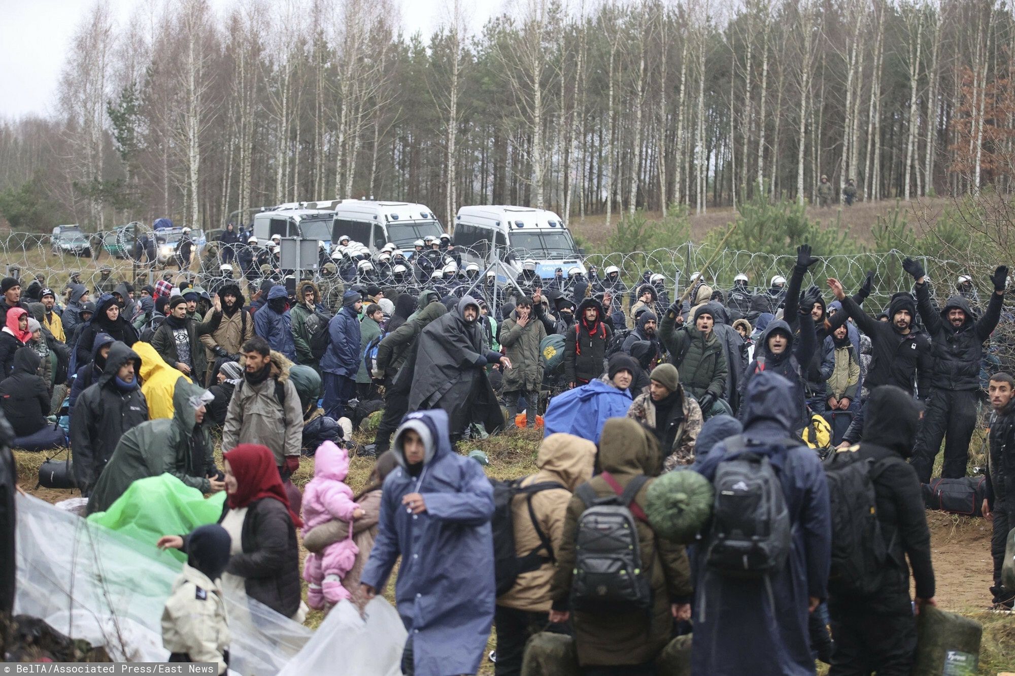 Bardzo napi?ta sytuacja na granicy polsko-bia?oruskiejMigrants from the Middle East and elsewhere gather to illegally enter the European Union at the Belarus-Poland border near Grodno, Belarus, Monday, Nov. 8, 2021. Poland increased security at its border with Belarus, on the European Union's eastern border, after a large group of migrants in Belarus appeared to be congregating at a crossing point, officials said Monday. The development appeared to signal an escalation of a crisis that has being going on for months in which the autocratic regime of Belarus has encouraged migrants from the Middle East and elsewhere to illegally enter the European Union, at first through Lithuania and Latvia and now primarily through Poland. (Leonid Shcheglov/BelTA via AP)BelTA