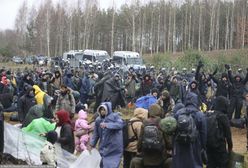 Tysiące migrantów nocują na granicy z Białorusią. Wzdłuż płotu powstało ogromne koczowisko