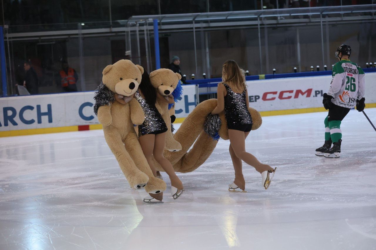 Setki misiów pofrunęły na lód czyli Teddy Bear Toss na Cracovii