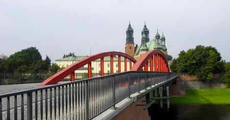 Spacer po przęśle mostu. Ryzykował życiem swoim i dziecka