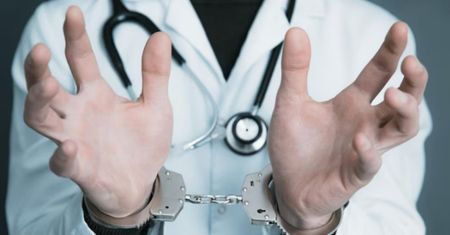 Lekarz miał przy sobie broń - co dzieje się w sprawie zatrzymanego doktora?