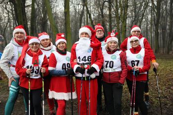Siemianowice: Po Parku Pszczelnik biegał tłum Mikołajów i Mikołajek