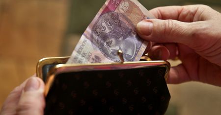 Pandemia koronawirusa uderzy po kieszeniach. Polacy już myślą o ograniczaniu wydatków