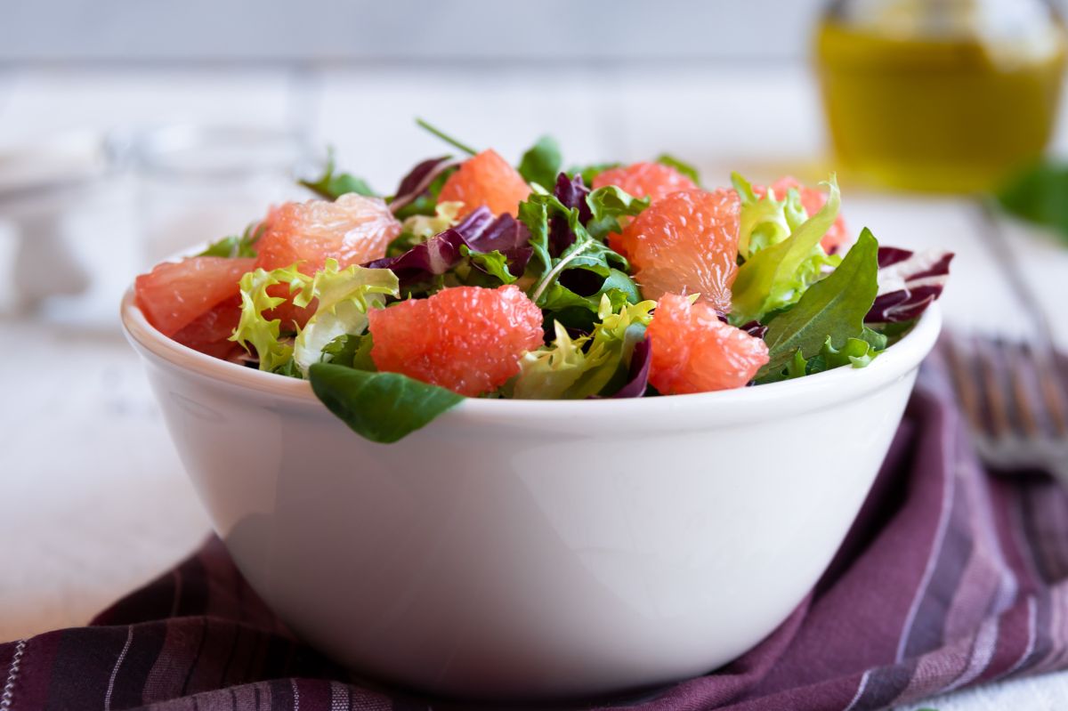 Lekka sałatka z różowym grejpfrutem. Koleżanki na diecie nie odmówią