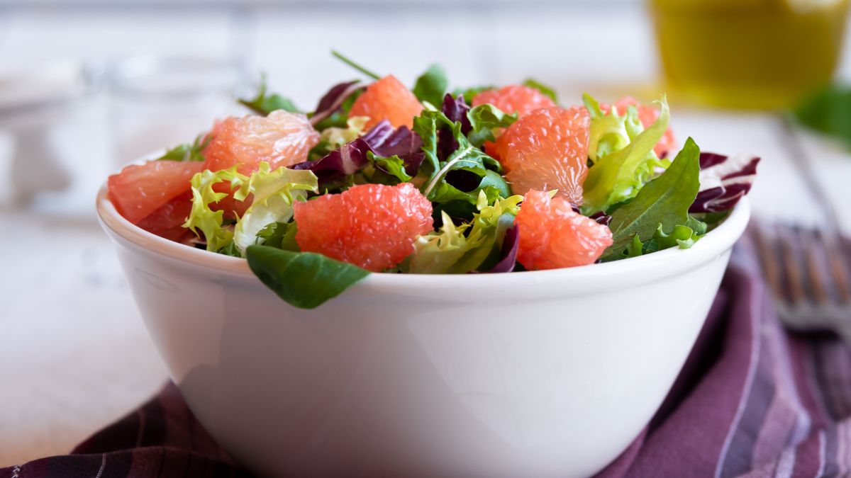 Lekka sałatka z grejpfrutem, który pomaga schudnąć