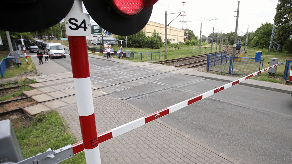 Warszawa. Do wypadku doszło na przejeździe kolejowym
