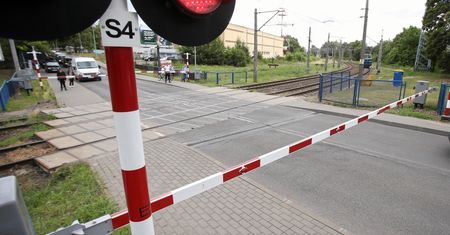 Mazowieckie. Samochód wjechał w lokomotywę na przejeździe kolejowym