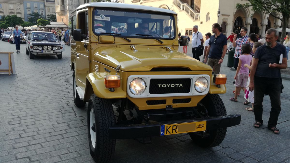Zabytkowy samochód. Toyota Land Cruiser