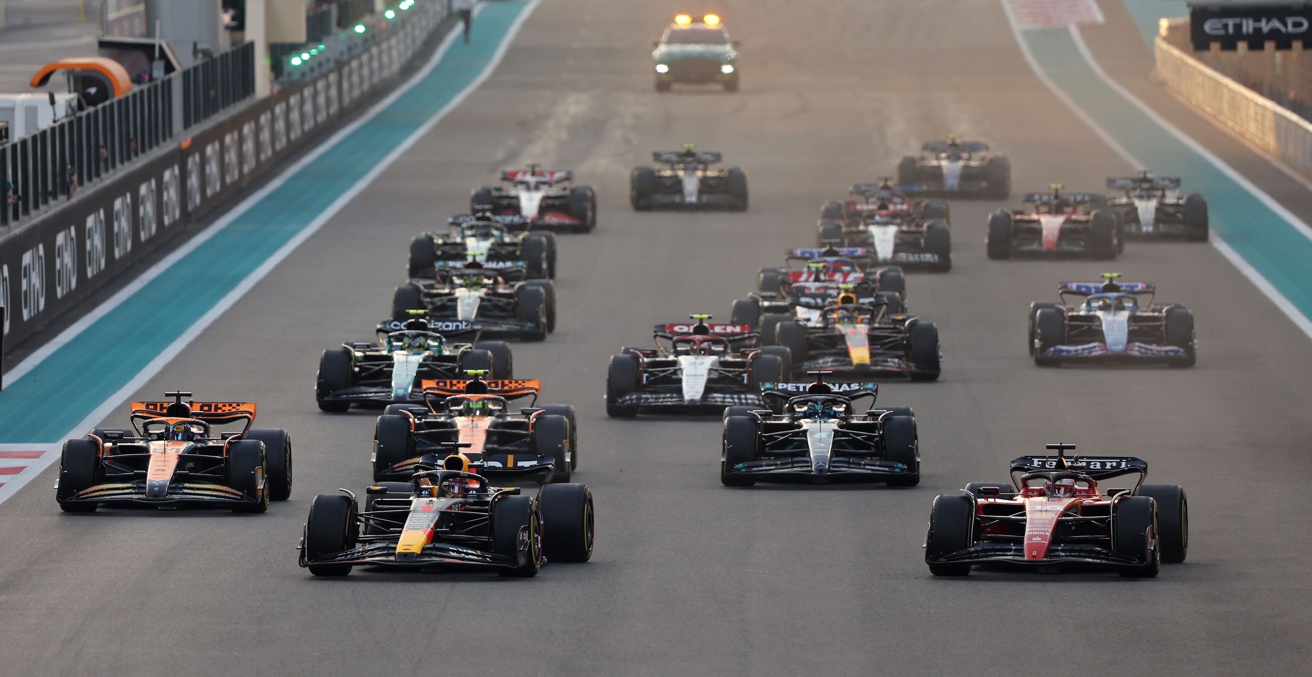 Dutch Formula One driver Max Verstappen of Red Bull Racing (2-L) leads the pack into turn 1 during the start of the Formula 1 Abu Dhabi Grand Prix in Abu Dhabi, United Arab Emirates, 26 November 2023. EPA/ALI HAIDER Dostawca: PAP/EPA.