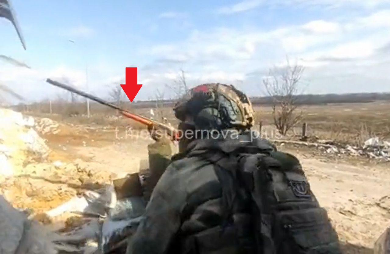 Rosyjski żołnierz poluje na ukraińskie drony za pomocą strzelby myśliwskiej.