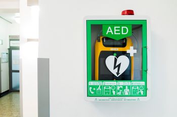 Radomsko: Nowe defibrylatory AED. Zamontowało je PGK