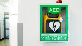 Radomsko: Nowe defibrylatory AED. Zamontowało je PGK