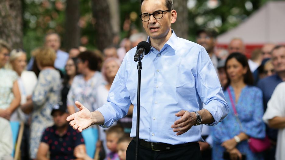 Tychy, 29.07.2023. Premier Mateusz Morawiecki podczas pikniku rodzinnego 800+ na terenie Ośrodka Wypoczynkowego Paprocany w Tychach, 29 bm. Wizyta szefa rządu odbywa się w ramach inicjatywy "Trasa Dotrzymanego Słowa". (amb) PAP/Zbigniew Meissner