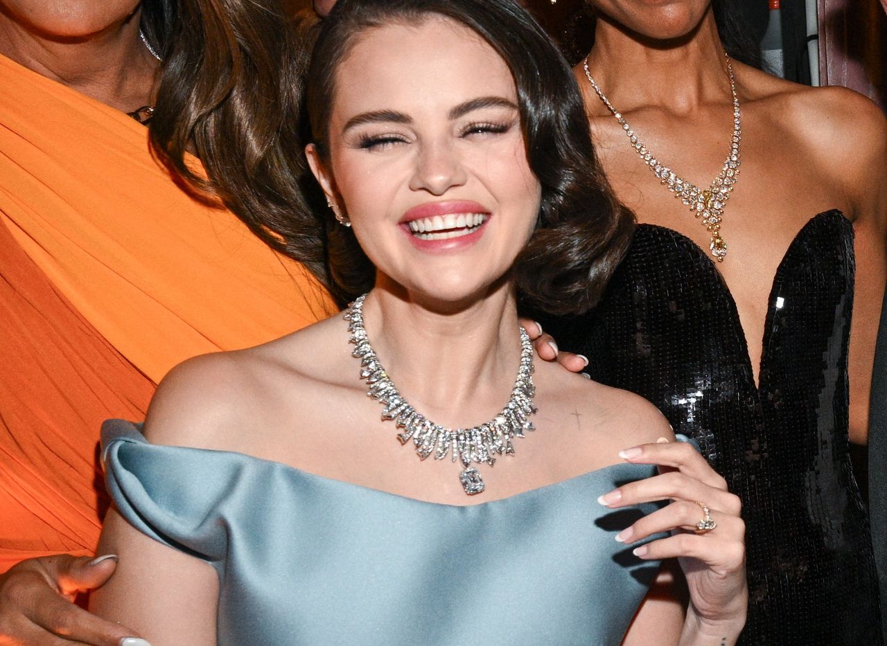 Selena Gomez dazzles at Golden Globes, misses award
