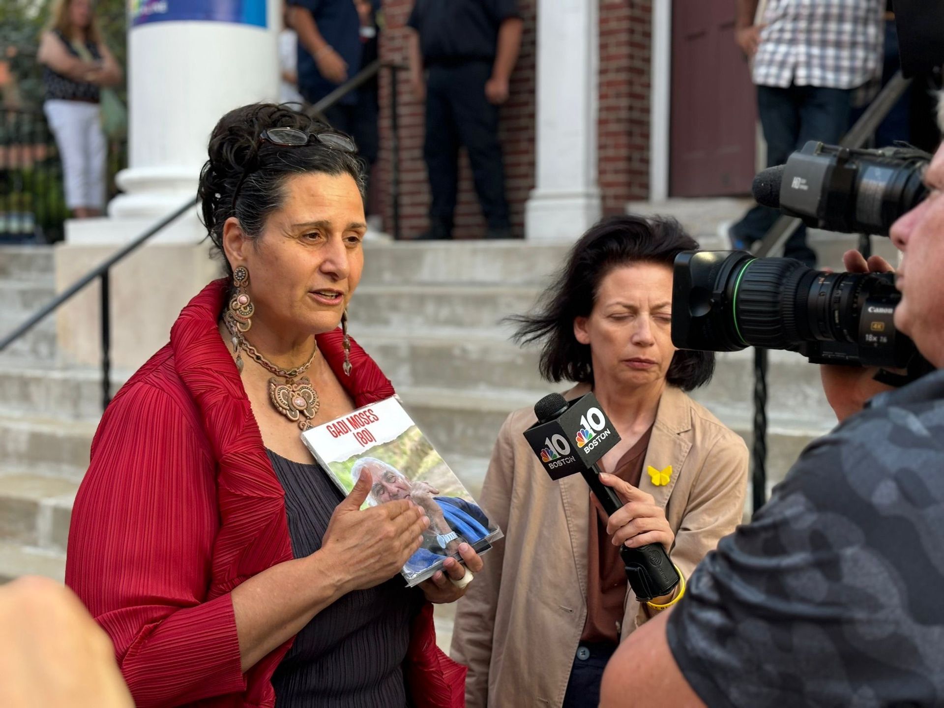 Efrat Machikawa trzyma zdjęcie Gadiego Mosesa