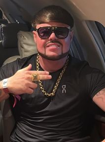 Ibiza Final Boss. Ten gość stał się sławny... bawiąc się w klubie