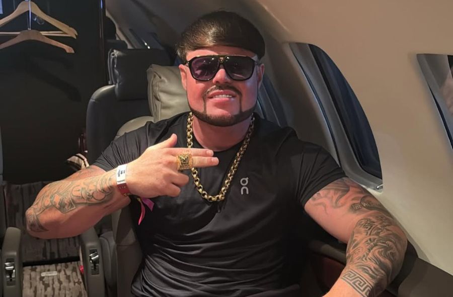Ibiza Final Boss. Ten gość stał się sławny... bawiąc się w klubi