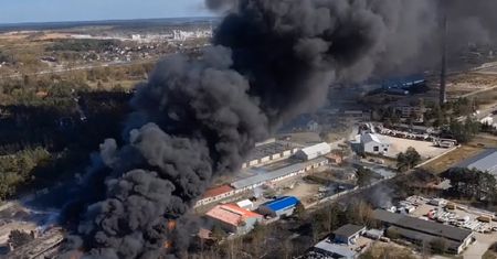 Pożar w Nowinach. 17 zastępów strażaków zabezpiecza chemiczne odpady