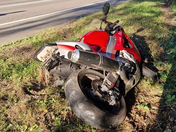 Czołowe zderzenie yamahy i osobówki. Sprawcą pijany 22-latek na motocyklu