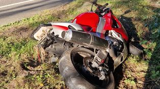 Czołowe zderzenie yamahy i osobówki. Sprawcą pijany 22-latek na motocyklu