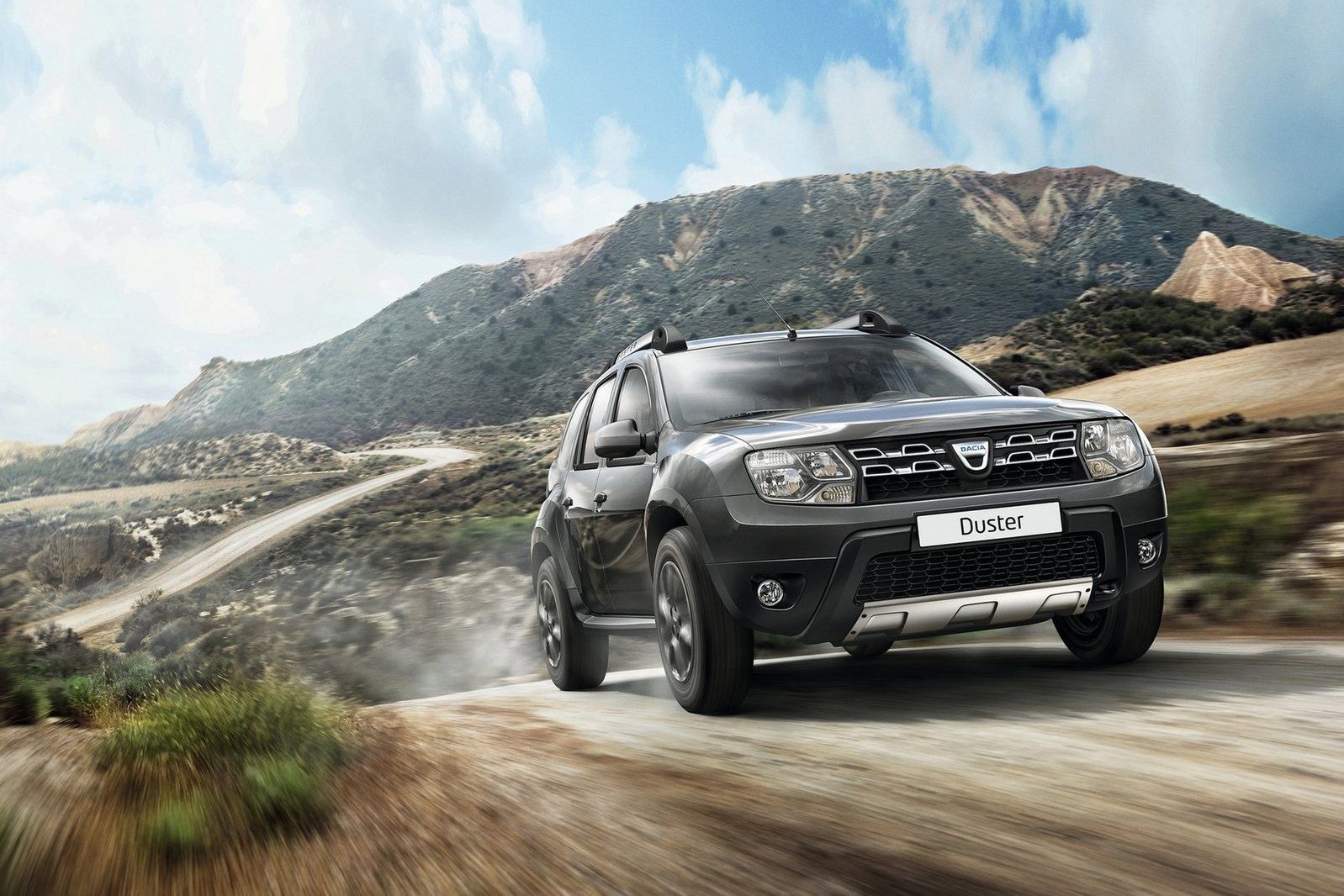 Dacia Duster po liftingu wygląda niemal identycznie, ale wnętrze jest przyjemniej wykonane i w bogatszych wersjach lepiej wyposażone.