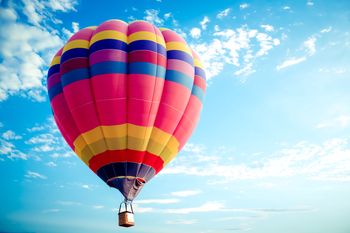 Balony nad Piotrkowem rozpoczęły Fly Fest 2025. W sobotę o świcie wystartowały