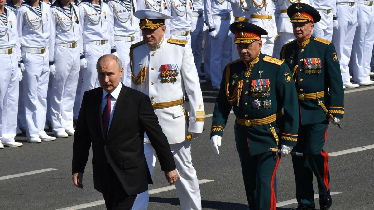 ?wi?to Marynarki Wojennej w RosjiRussian President Vladimir Putin, accompanied by Defence Minister Sergei Shoigu and Commander-in-Chief of the Russian Navy, Admiral Nikolai Yevmenov, attends the Navy Day parade in Saint Petersburg on July 30, 2023. (Photo by AFP)-