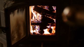 Koniec palenia węglem i drewnem w stolicy? Aktywiści mają projekt przepisów