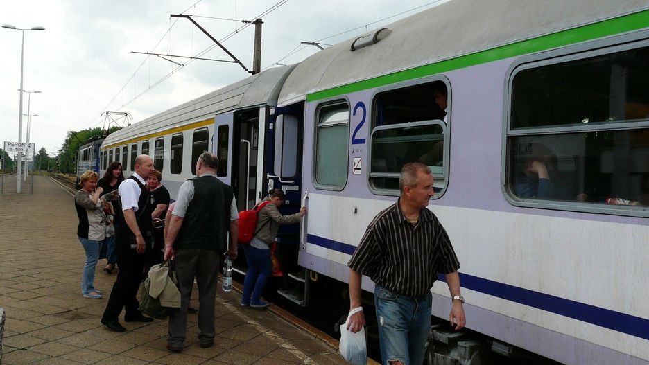  W związku z pracami na linii kolejowej 33, pociąg „Flisak” został skierowany na objazd prowadzący trasą 27, przez Chełmżę, Toruń Wschodni, Lipno i dalej do Sierpca.