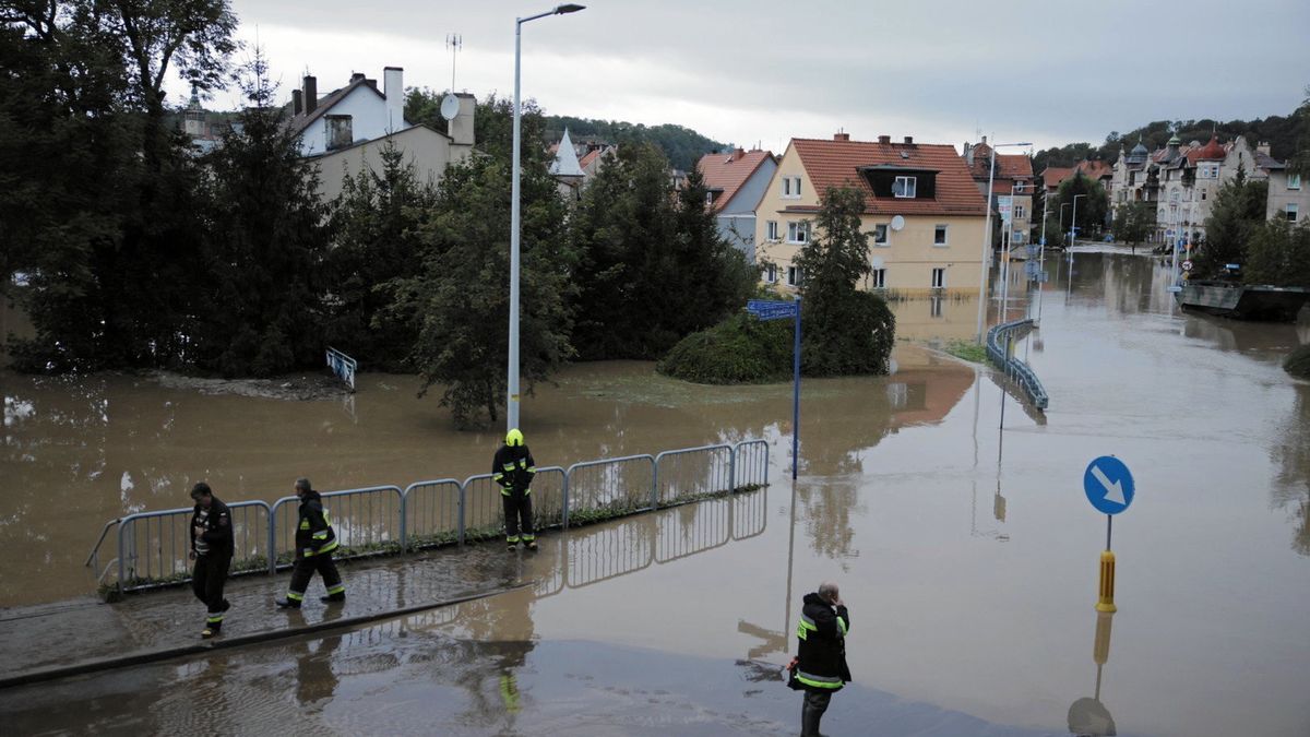 Pow�dz w Nysie
15.09.2024 Nysa . Wezbrana rzeka Nysa Klodzka przerwala waly przeciwpowodziowe i wdarla sie do miasta .
Fot. Lukasz Cynalewski / Agencja Wyborcza.pl
Fot. Lukasz Cynalewski / Agencja Wyborcza.pl
sytuacja powodziowa, powodzie, powodz, ulewne deszcze, zmiany klimatu, niz genuenski, opady, zalanie, /FR/