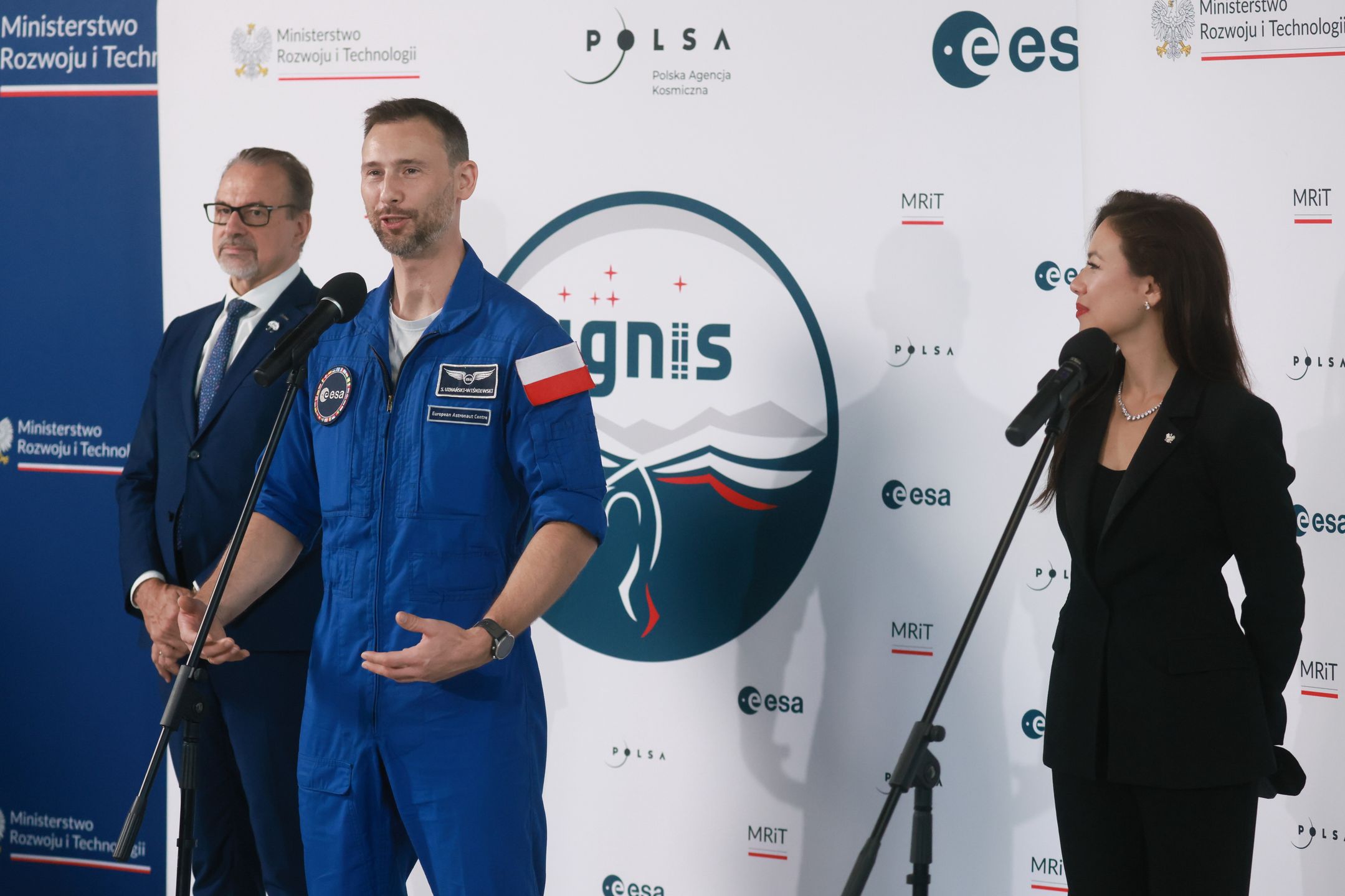 Warszawa, 24.07.2025. Polski astronauta, członek załogi misji Axiom-4 dr Sławosz Uznański-Wiśniewski (2L), jego małżonka Aleksandra Uznańska-Wiśniewska (P) oraz dyrektor Europejskiej Agencji Kosmicznej Josef Aschbacher (L) podczas konferencji prasowej tow. powitaniu w Porcie Lotniczym im. Chopina na Okęciu w Warszawie, 24 bm. Polski astronauta wrócił do kraju na pokładzie specjalnego rządowego samolotu. (jm) PAP/Leszek Szymański