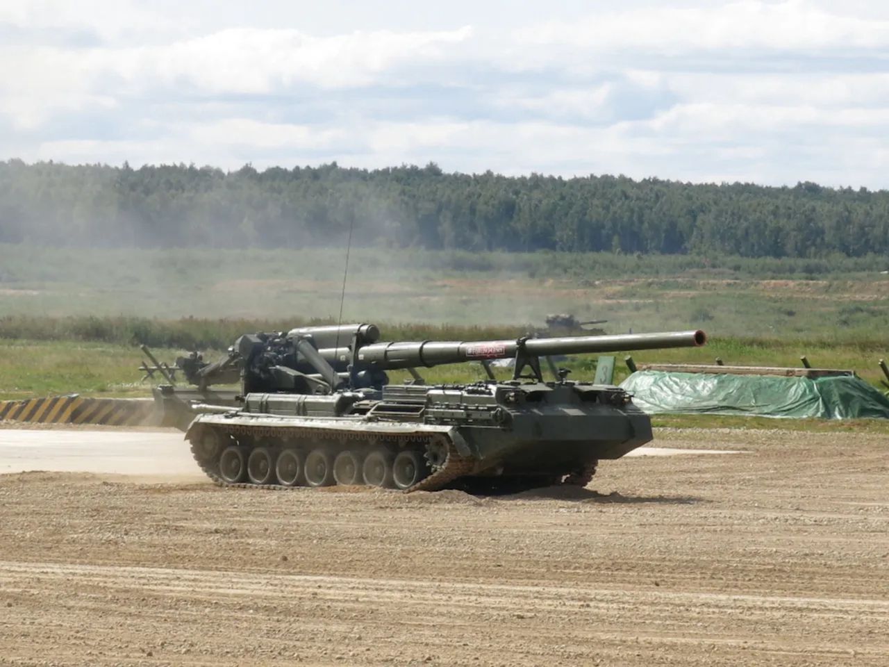 Rosjanie tracą ciężką artylerię. Efektowna zagłada samobieżnej armaty 2S7 Pion