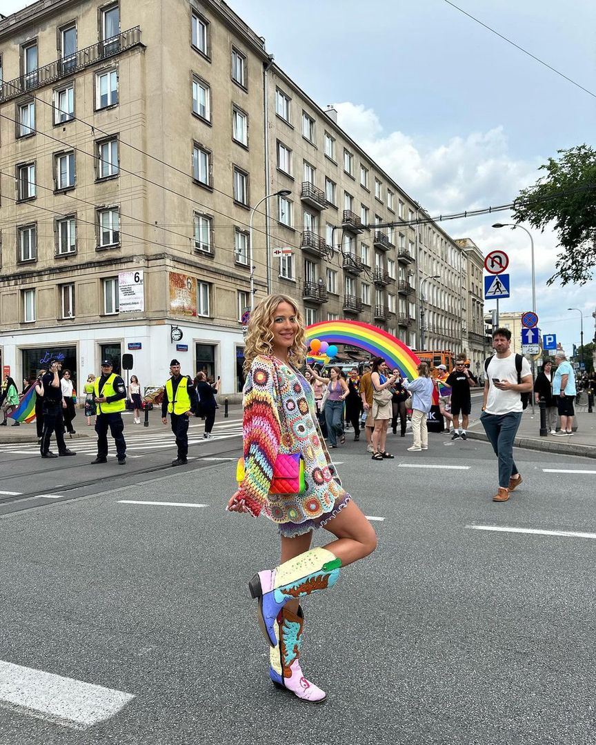 Jessica Mercedes postawiła na różnokolorowe kowbojki 