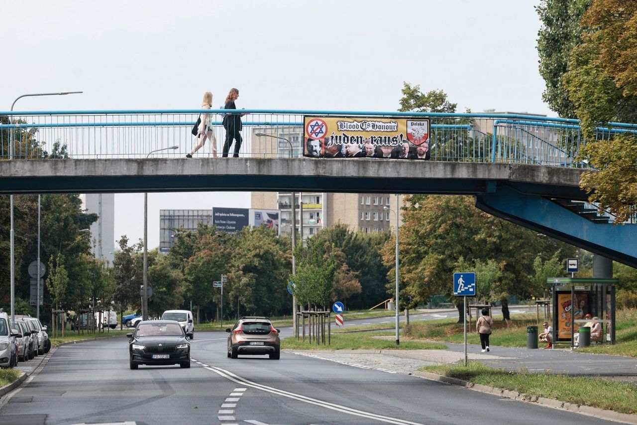 Poznań: Ktoś zawiesił antysemicki bilbord na przejściu naziemnym