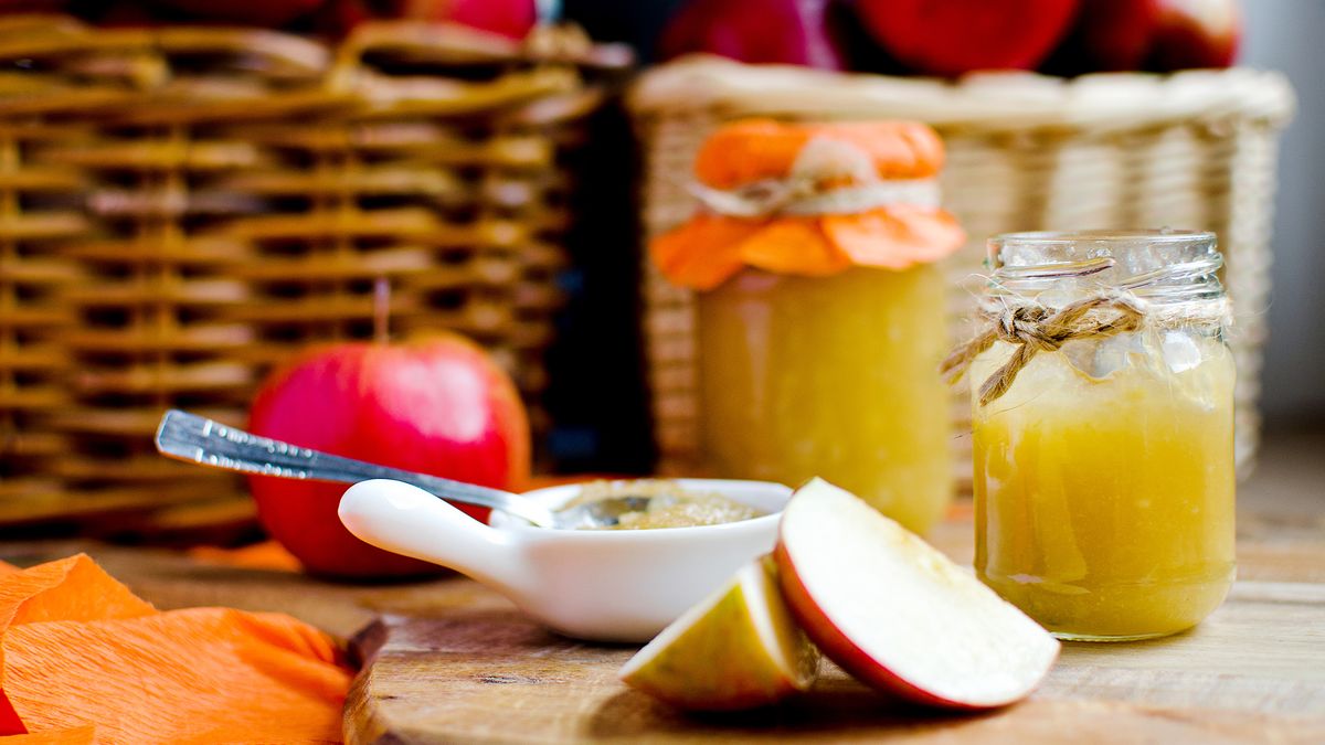 Późna jesień to dobry czas na przetwory z jabłek. 