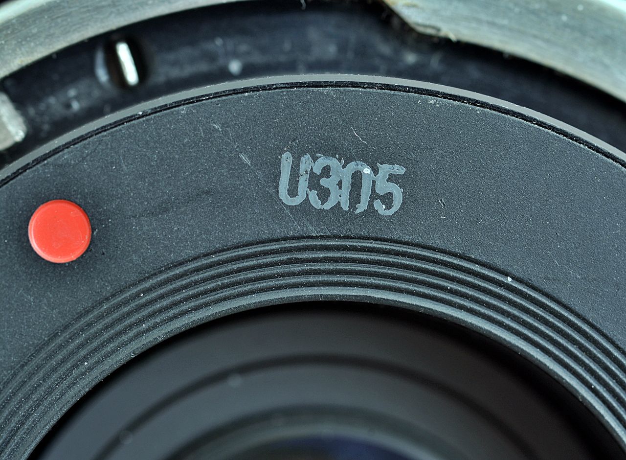 Kod fabryczny z tyłu Canona New FD 35 mm f/2,8