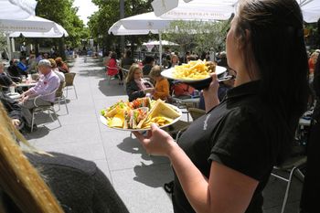 "Odwrócony napiwek" w restauracji. Czym jest i jak działa?