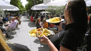 "Odwrócony napiwek" w restauracji. Czym jest i jak działa?