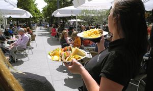 "Odwrócony napiwek" w restauracji. Czym jest i jak działa?